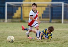 Foto de la galería: El clásico del fútbol posadeño en su versión infantil: los futuros cracks en acción