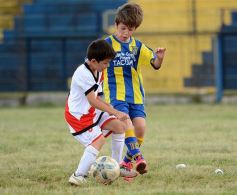Foto de la galería: El clásico del fútbol posadeño en su versión infantil: los futuros cracks en acción