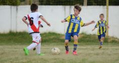 Foto de la galería: El clásico del fútbol posadeño en su versión infantil: los futuros cracks en acción