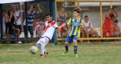 Foto de la galería: El clásico del fútbol posadeño en su versión infantil: los futuros cracks en acción
