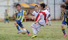 Foto de la galería: El clásico del fútbol posadeño en su versión infantil: los futuros cracks en acción