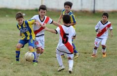 Foto de la galería: El clásico del fútbol posadeño en su versión infantil: los futuros cracks en acción