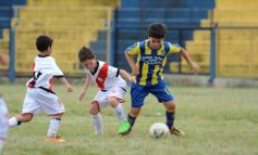 Foto de la galería: El clásico del fútbol posadeño en su versión infantil: los futuros cracks en acción