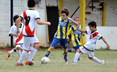 Foto de la galería: El clásico del fútbol posadeño en su versión infantil: los futuros cracks en acción