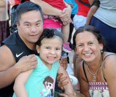 Sixto Fotografías. Sociedad. IPLYC SE - Barrio Feliz llevó toda su alegría a la plaza Sarmiento de Villa Cabello