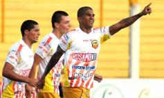 Sixto Fotografías. Deportes. B Nacional - Crucero goleó de local y volvió a sonreír