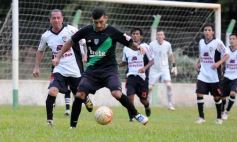 Sixto Fotografías. Deportes. Liga Posadeña A - El Brete derrotó a Villa Cabello y se consolida en la punta