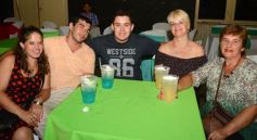 Foto de la galería: Brindis con amigos para recibir al Año Nuevo