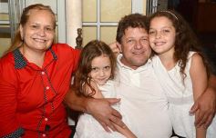 Foto de la galería: Brindis con amigos para recibir al Año Nuevo