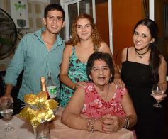 Foto de la galería: Brindis con amigos para recibir al Año Nuevo