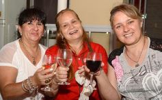 Foto de la galería: Brindis con amigos para recibir al Año Nuevo