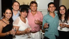 Foto de la galería: Brindis con amigos para recibir al Año Nuevo