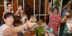 Foto de la galería: Brindis con amigos para recibir al Año Nuevo