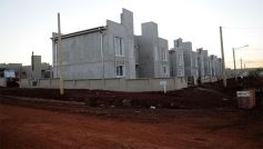 Foto de la galería: El ministro Frigerio recorrió viviendas del Procrear en Itaembé Guazú