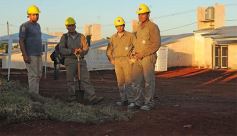 Foto de la galería: El ministro Frigerio recorrió viviendas del Procrear en Itaembé Guazú