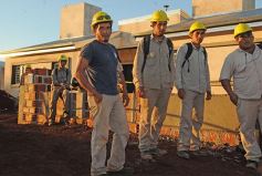 Foto de la galería: El ministro Frigerio recorrió viviendas del Procrear en Itaembé Guazú