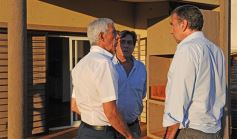 Foto de la galería: El ministro Frigerio recorrió viviendas del Procrear en Itaembé Guazú