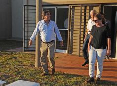 Foto de la galería: El ministro Frigerio recorrió viviendas del Procrear en Itaembé Guazú