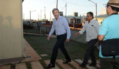 Foto de la galería: El ministro Frigerio recorrió viviendas del Procrear en Itaembé Guazú