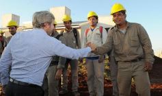 Foto de la galería: El ministro Frigerio recorrió viviendas del Procrear en Itaembé Guazú