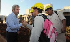 Foto de la galería: El ministro Frigerio recorrió viviendas del Procrear en Itaembé Guazú