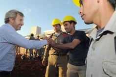 Foto de la galería: El ministro Frigerio recorrió viviendas del Procrear en Itaembé Guazú