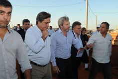 Foto de la galería: El ministro Frigerio recorrió viviendas del Procrear en Itaembé Guazú