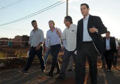 Foto de la galería: El ministro Frigerio recorrió viviendas del Procrear en Itaembé Guazú