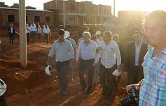 Foto de la galería: El ministro Frigerio recorrió viviendas del Procrear en Itaembé Guazú