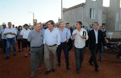 Foto de la galería: El ministro Frigerio recorrió viviendas del Procrear en Itaembé Guazú