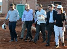 Foto de la galería: El ministro Frigerio recorrió viviendas del Procrear en Itaembé Guazú