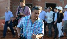 Foto de la galería: El ministro Frigerio recorrió viviendas del Procrear en Itaembé Guazú