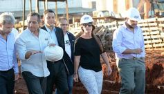 Foto de la galería: El ministro Frigerio recorrió viviendas del Procrear en Itaembé Guazú