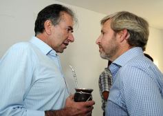 Foto de la galería: El ministro Frigerio recorrió viviendas del Procrear en Itaembé Guazú