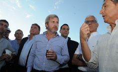 Foto de la galería: El ministro Frigerio recorrió viviendas del Procrear en Itaembé Guazú