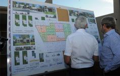 Foto de la galería: El ministro Frigerio recorrió viviendas del Procrear en Itaembé Guazú