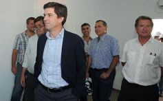 Foto de la galería: El ministro Frigerio recorrió viviendas del Procrear en Itaembé Guazú
