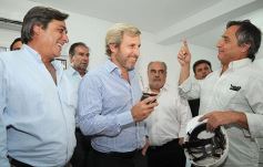 Foto de la galería: El ministro Frigerio recorrió viviendas del Procrear en Itaembé Guazú