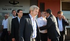 Foto de la galería: El ministro Frigerio recorrió viviendas del Procrear en Itaembé Guazú