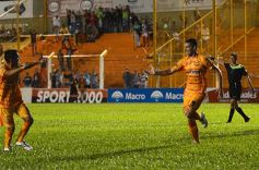 Foto de la galería: En una ráfaga Crucero lo dio vuelta y derrotó de local a Los Andes