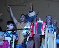 Foto de la galería: Gracias a la solidaridad de los amigos Moni Encina volvió a tener un acordeón