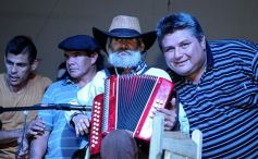 Foto de la galería: Gracias a la solidaridad de los amigos Moni Encina volvió a tener un acordeón