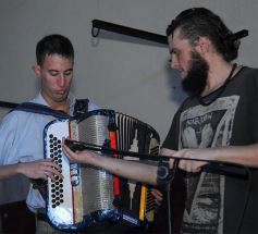 Foto de la galería: Gracias a la solidaridad de los amigos Moni Encina volvió a tener un acordeón