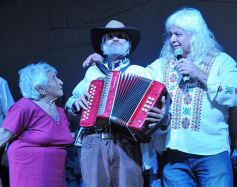 Foto de la galería: Gracias a la solidaridad de los amigos Moni Encina volvió a tener un acordeón