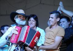 Foto de la galería: Gracias a la solidaridad de los amigos Moni Encina volvió a tener un acordeón