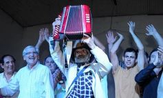 Foto de la galería: Gracias a la solidaridad de los amigos Moni Encina volvió a tener un acordeón