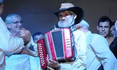 Foto de la galería: Gracias a la solidaridad de los amigos Moni Encina volvió a tener un acordeón