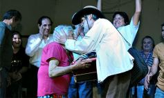 Foto de la galería: Gracias a la solidaridad de los amigos Moni Encina volvió a tener un acordeón