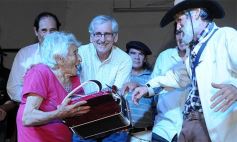 Foto de la galería: Gracias a la solidaridad de los amigos Moni Encina volvió a tener un acordeón