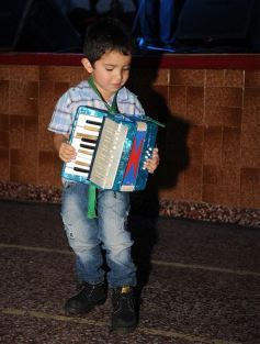 Foto de la galería: Gracias a la solidaridad de los amigos Moni Encina volvió a tener un acordeón